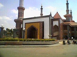 Masjid Raya At Taqwa Cirebon tampak menyerong.