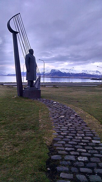 Mynd:Einar Benediktsson statue.jpg