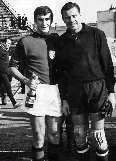 File:Cagliari vs Dinamo Mosca - 1969 - Giuseppe Tomasini e Lev Yashin.jpg