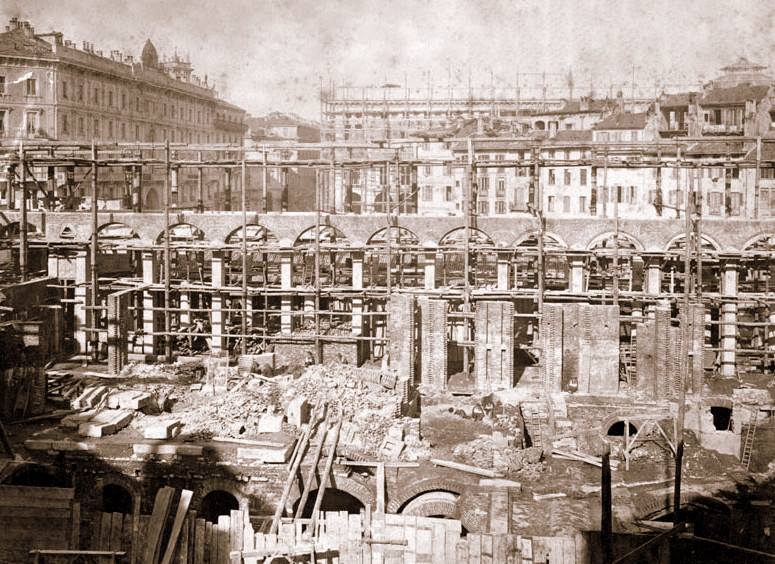 File:Portici meridionali piazza Duomo Milano in costruzione.jpg
