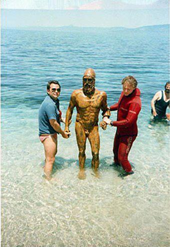 File:Bronzi di Riace (statua B) recupero 21-08-1972.jpeg