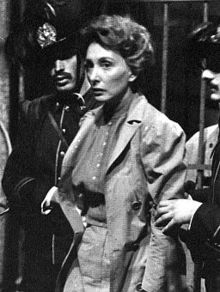 File:L'attrice Marina Malfatti interpreta la Kuliscioff durante il suo arresto a Milano.jpg