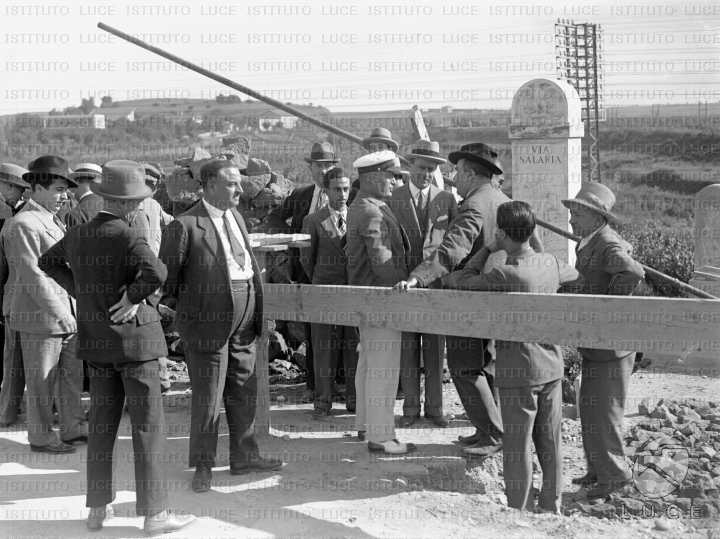 File:Mussolini visita cantieri sulla Via Salaria.jpg