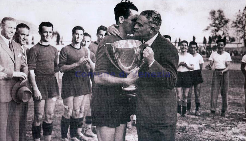 File:1940 consegna coppa italia.jpg