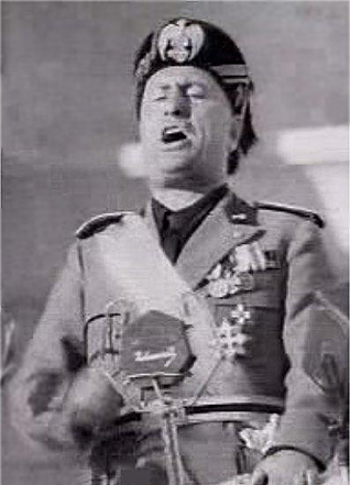 File:Mussolini public speaking 250.png