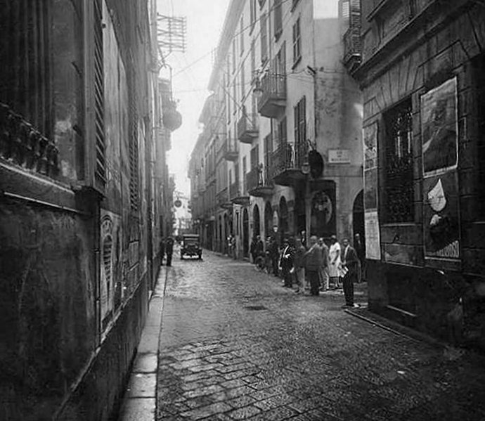 File:Via Agnello a Milano (1930).jpg