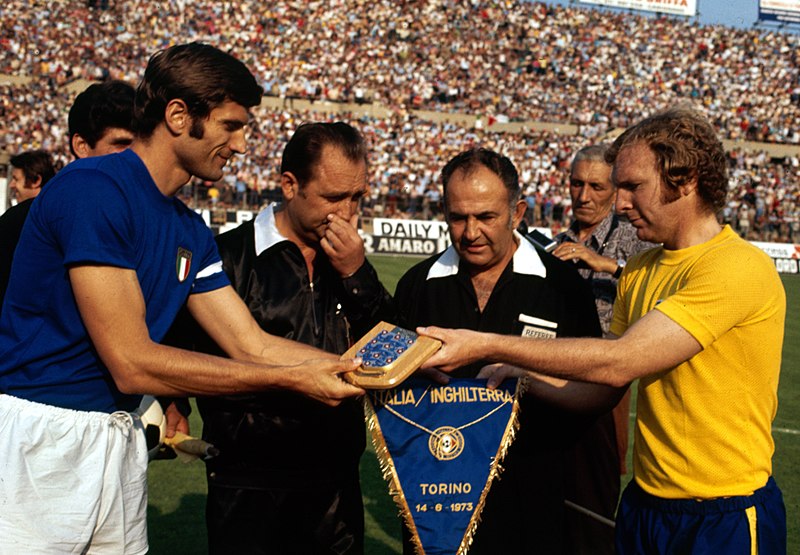File:Italia-Inghilterra 2-0, 14 giugno 1973, Giacinto Facchetti e Bobby Moore.jpg