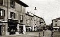 Piazza San Magno a Legnano negli anni trenta del XX secolo. In primo piano sulla sinistra, gli edifici demoliti negli anni cinquanta del XX secolo per poter permettere la costruzione della Galleria INA