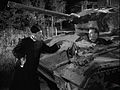 Don Camillo (Fernandel) e Peppone (Gino Cervi) alle prese con il vecchio carro armato statunitense in una scena.