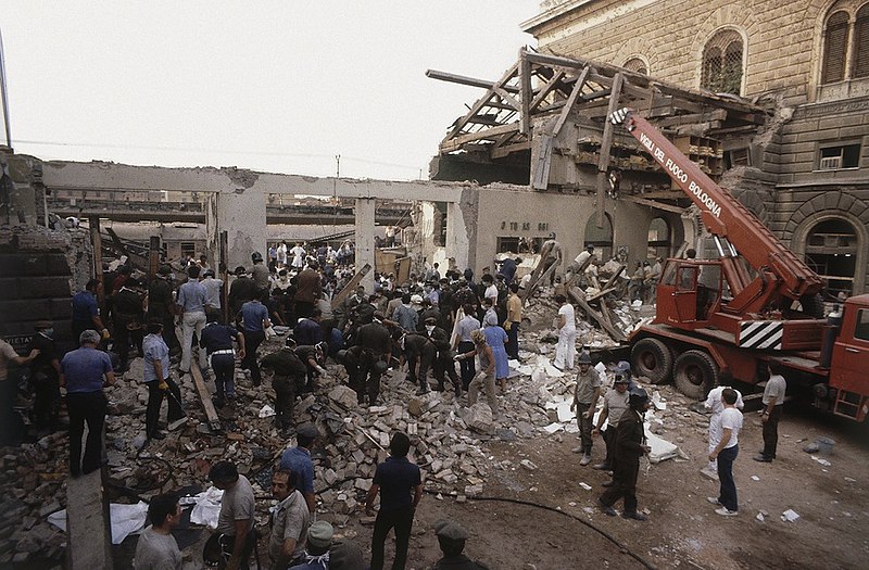File:Strage di Bologna, 1980, soccorsi.jpg