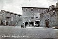 Piazza Silvestri, con il palazzo dei Consoli e il teatro, la fontana e la chiesa di san Silvestro (anni sessanta)