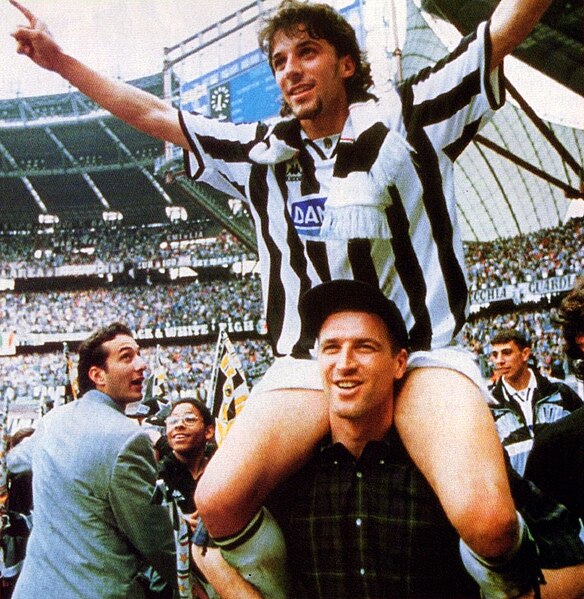 File:Juventus FC - Scudetto 1994-95 - Massimo Carrera e Alessandro Del Piero.jpg