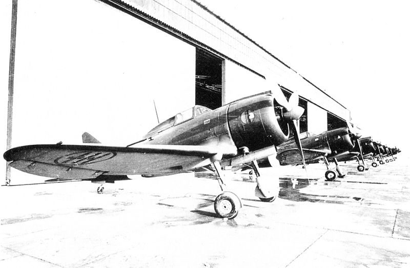 File:Reggiane Re.2000 allineati di fronte allo stabilimento di Reggio Emilia.jpg