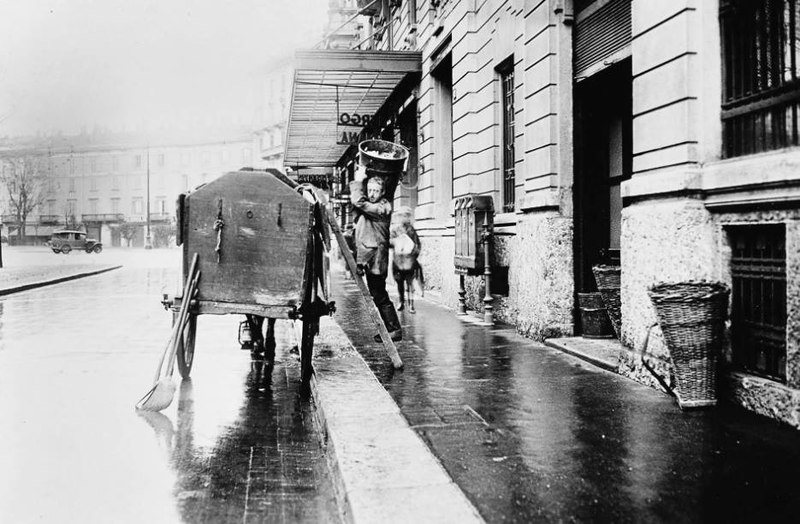 File:Carretto della nettezza urbana in viale Piave a Milano (anni 1930).jpg