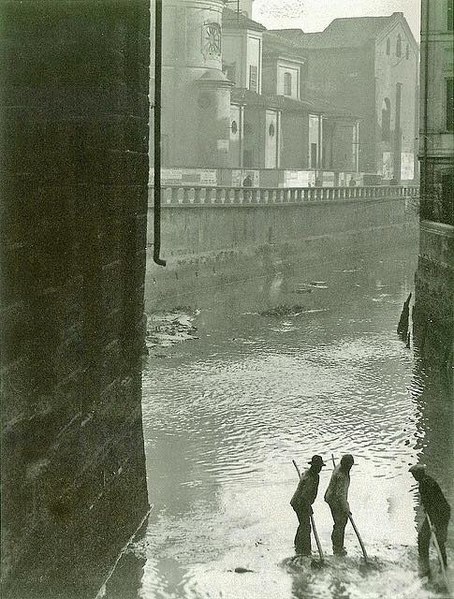 File:Pulizia del Naviglio di San Marco a Milano.jpg