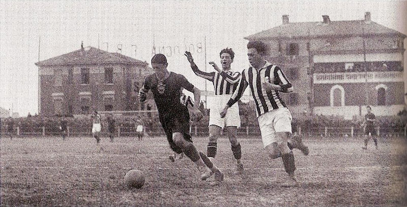 File:Divisione Nazionale 1926-27 - Bologna vs Juventus - Schiavio, Rosetta e Allemandi.jpg