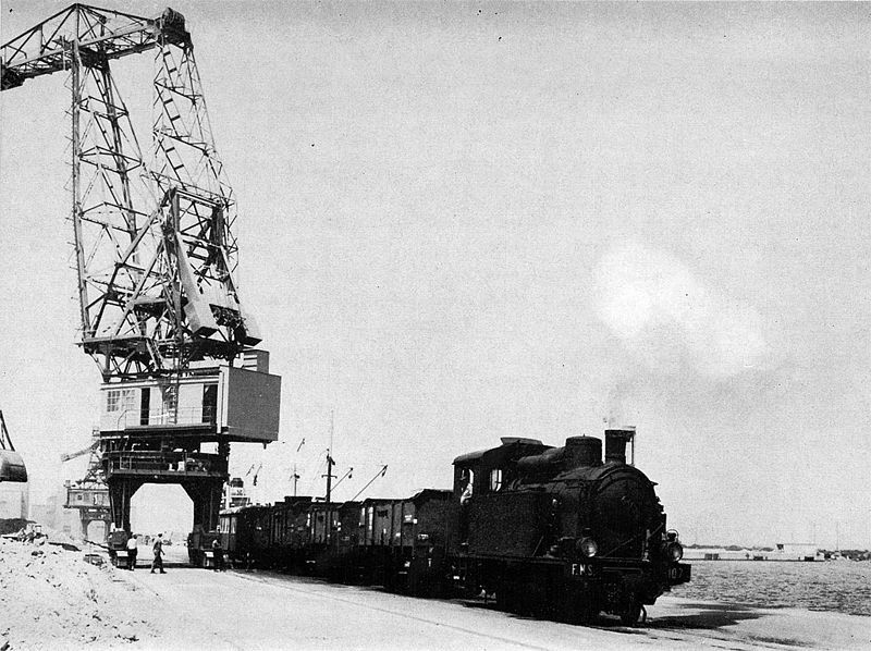 File:Locomotiva Breda FMS 107 con carri a Sant'Antioco Ponti (CI), epoca.jpg