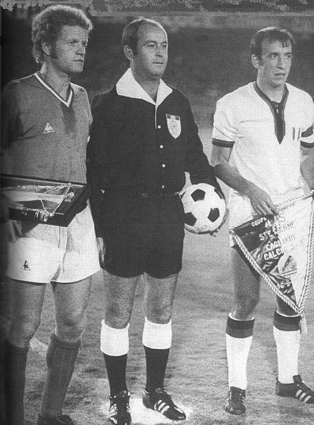 File:Coppa Campioni 1970-71 - Cagliari vs Saint-Étienne - Robert Herbin e Pierluigi Cera.jpg