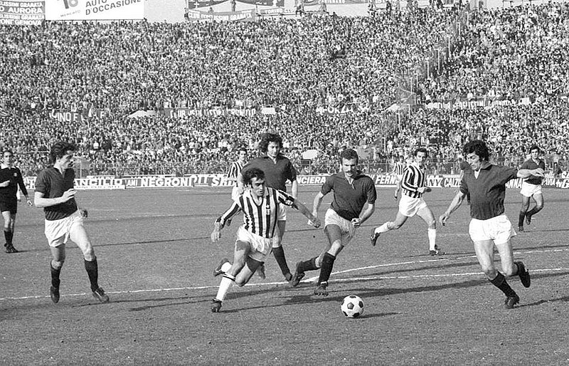 File:Serie A 1972-73 - Juventus vs Torino - Anastasi attorniato da Agroppi, Fossati, Zecchini e Cereser.jpg