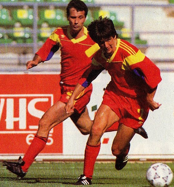 File:Mondiali 1990 - URSS vs Romania - Marius Lăcătuș.jpg