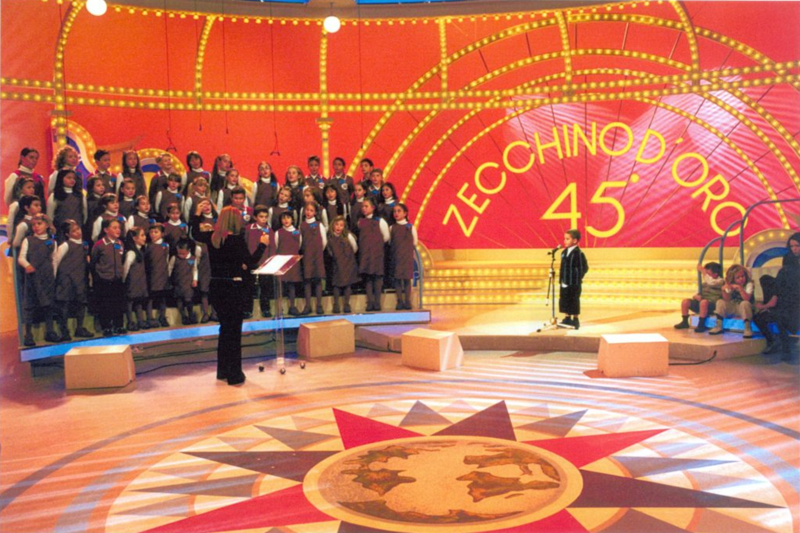 File:45° Zecchino d'Oro (2002) - La scenografia, il piccolo Coro, Sabrina Simoni ed Ernesto Schinella.png