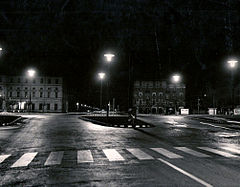 Corso Giulio Cesare illuminato con i caratteristici lampioni a "fungo" su progetto di Guido Chiarelli, anni '60