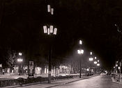 Corso Vittorio Emanuele II illuminato negli anni '60 con i tipici lampioni siringa