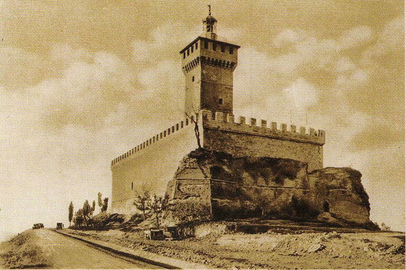 File:Rocca delle Caminate dopo il restauro.JPG