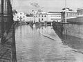 L'Olona che attraversa l'area poi coperta e diventata piazza Carroccio. Sullo sfondo si riconosce il Cotonificio Dell'Acqua. L'immagine risale al febbraio del 1955.