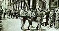 Partigiani sfilano per le strade di Milano
