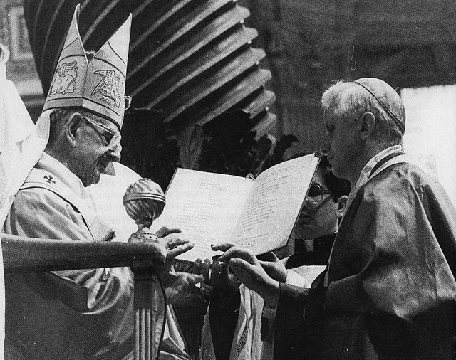 Pave Paul VI gir kardinalringen til Joseph Ratzinger
