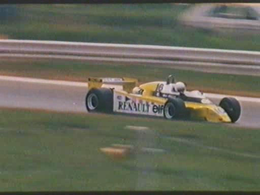 René Arnoux dans une Renault RE20 au Grand Prix d'Afrique du Sud 1980 - extrait du film Pole Position - Les guerriers de la Formule 1 (1980) .png