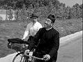 Don Camillo (Fernandel) e Peppone (Gino Cervi) in bicicletta nella scena finale del film.