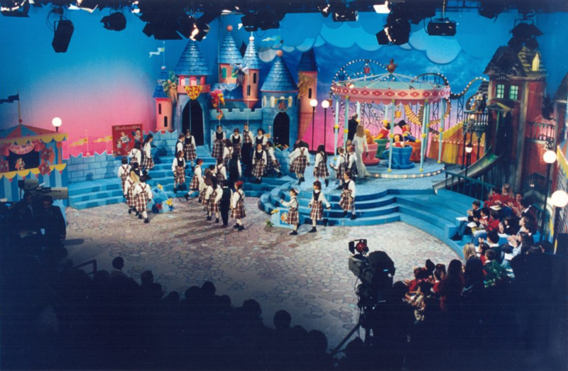 File:36° Zecchino d'Oro (1993) - La scenografia e il piccolo Coro.png