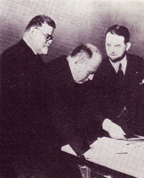 File:Gentile e Mussolini esaminano i primi volumi della Treccani.jpg