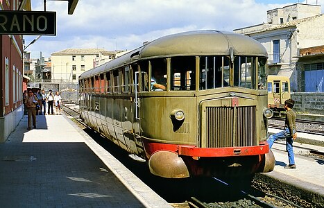 L'ALn 56.02 alla stazione di Adrano, il 20 settembre 1983.