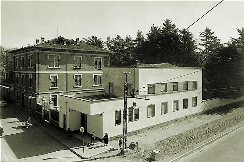 File:Ingresso del vecchio ospedale civile di Legnano (fine anni 1960).jpg