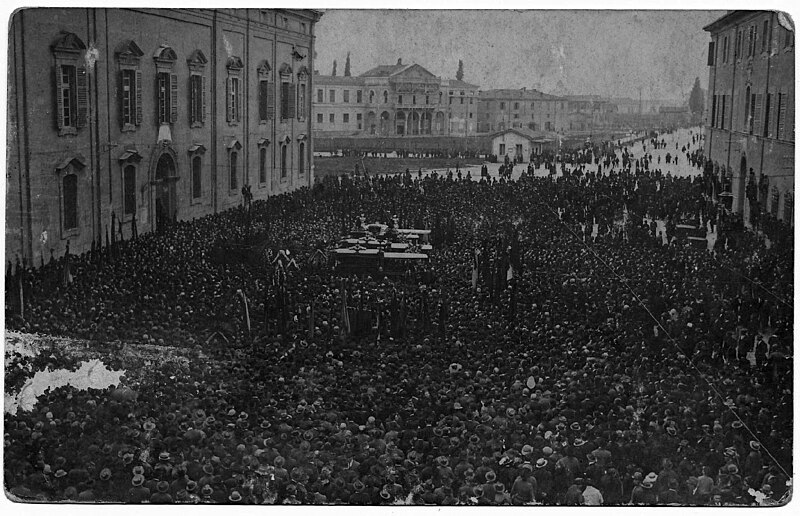 File:2-I-funerali-delleccidio-di-piazza-Grande-1920-1.jpg