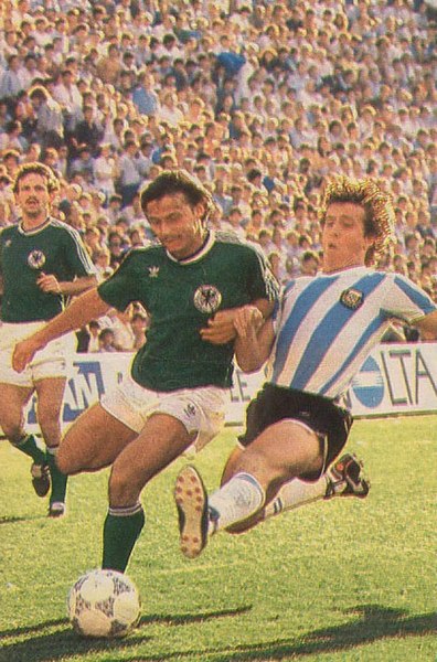 File:Argentina vs Germania Ovest (Buenos Aires, 1987) - Olaf Thon e Néstor Fabbri.jpg