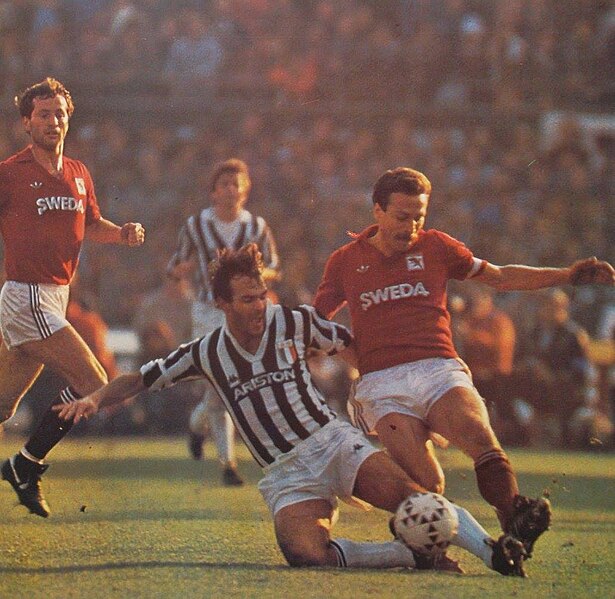 File:Serie A 1984-85 - Juventus vs Torino - Dossena, Cabrini e Zaccarelli.jpg