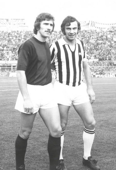 File:Serie A 1971-72 - Bologna vs Juventus - Giuseppe e Gianluigi Savoldi.jpg