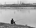 Pescatore sulle rive del laghetto artificiale creatosi a causa dei lavori di realizzazione di Porto di Mare, bacino portuale di Milano che non fu mai completato, in una foto degli anni trenta del XX secolo
