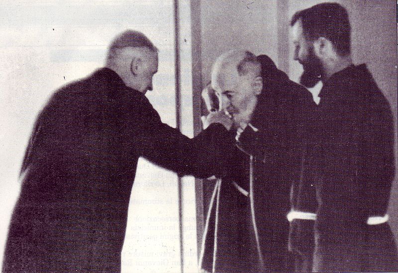 File:Padre Pio incontra monsignor Lefevbre pasqua 1968 a san Giovanni Rotondo.jpg