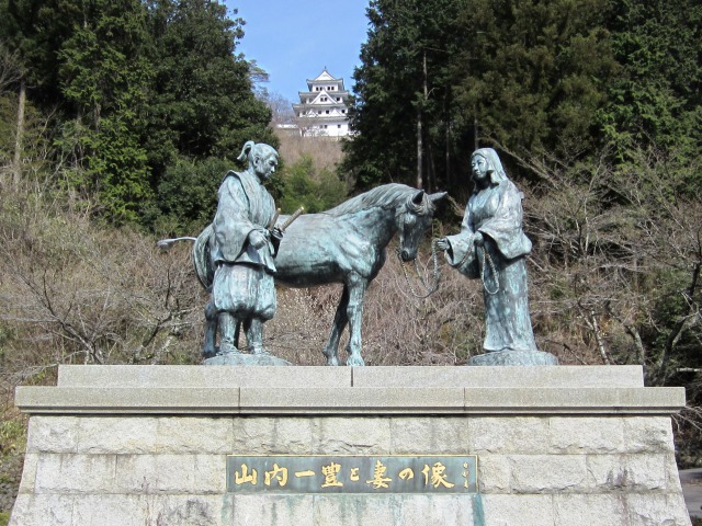 ファイル:Statues of Yamauchi Katsutoyo and his wife.jpg