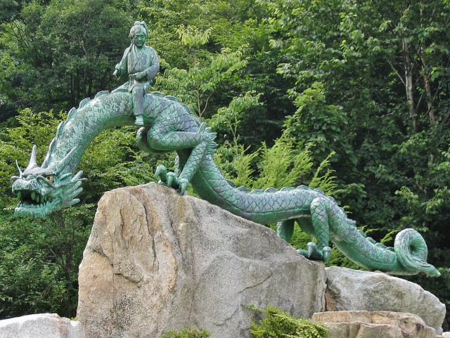 ファイル:Omachi Dam Izumi Kotaro statue.jpg