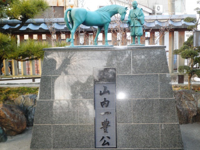 ファイル:Statue of Yamauchi Katsutoyo at Kuroda Castle Site.jpg