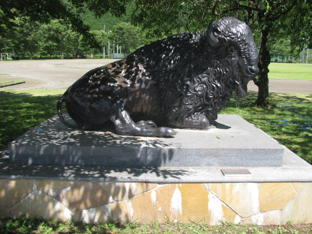 ファイル:AwanoAthleticPark BuffaloStatue.jpg