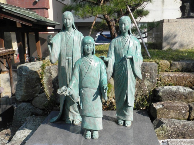 ファイル:Statue of Azai Sisters.jpg
