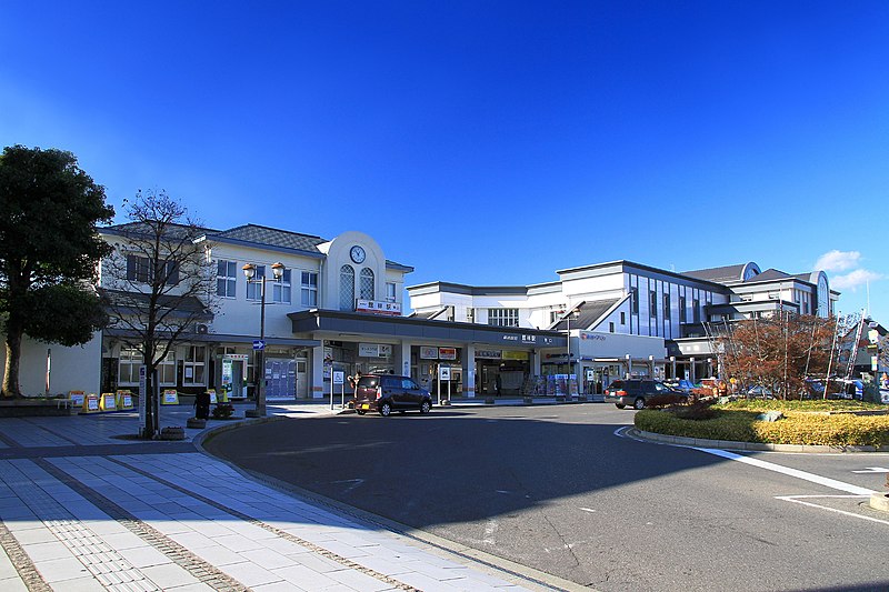 ファイル:Tatebayashi Station East Entrance Panorama 1.JPG