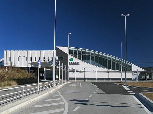 600px-Yoshikawaminami_Station_West_Entrance_1.JPG